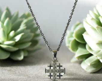 Collana con ciondolo a croce di Gerusalemme in argento sterling fuso a mano e zirconi cubici