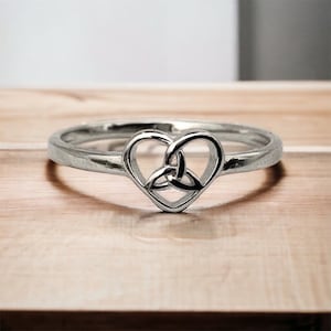 Handcast Dainty 925 Sterling Silver Irish Celtic Trinity Triquetra Heart Knot Ring