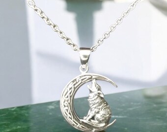 Könnte beinhalten: Eine silberne Halskette mit einem Anhänger, der einen Wolf zeigt, der zum Mond heult. Der Mond ist halbmondförmig mit einem keltischen Knotendesign.