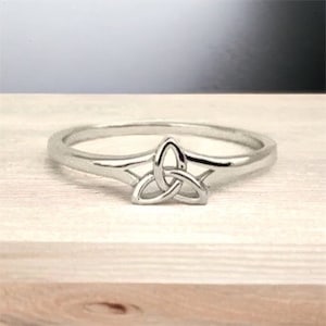 Handcast Dainty 925 Sterling Silver Irish Celtic Trinity Triquetra Knot Ring
