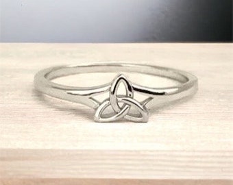 Handcast Dainty 925 Sterling Silver Irish Celtic Trinity Triquetra Knot Ring