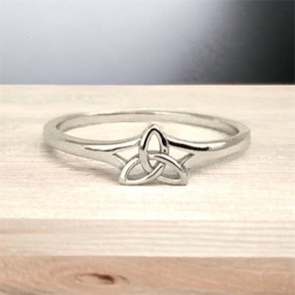 Handcast Dainty 925 Sterling Silver Irish Celtic Trinity Triquetra Knot Ring
