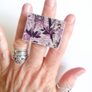 Collezione "I fiori del lago" - Maxi anello viola con stampa stilizzata