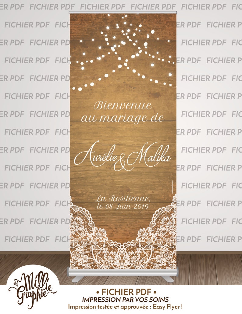Puede incluir: Un tel&oacute;n de fondo de boda con un fondo de madera r&uacute;stica y un borde de encaje blanco. El texto "Bienvenue au mariage de Aurelie & Malika" se muestra en texto negro. La fecha "La Rosilienne, le 08 Juin 2019" tambi&eacute;n se muestra en texto negro. El tel&oacute;n de fondo est&aacute; decorado con luces de cadena blancas.
