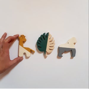 Small wooden subjects to hang