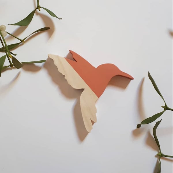 Petit Colibri en bois à accrocher pour décorer vos murs. Un envol de colibris!