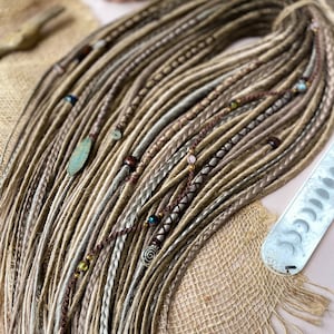 synthetische dreadlocks, Aura-set, vuile blonde tinten en asgrijze strengen dreadlocks extensions met accessoires, bohostijl, festivalstijl