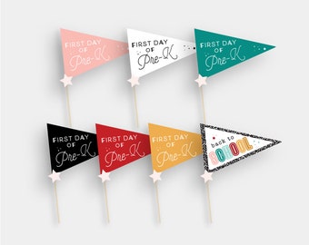 Op de afbeelding: Zes kleurrijke vlaggen in de vorm van een pennant met verschillende ontwerpen. De vlaggen zeggen "First Day of Pre-K" en "Back to School".