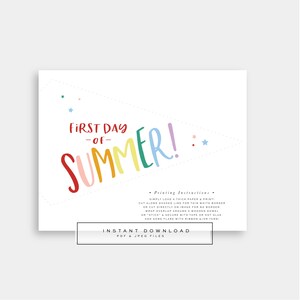 以下が含まれることがあります： 「FIRST DAY -OF- SUMMER!」という虹色のテキストが書かれた、印刷可能なペナントバナー。バナーは小さな星で飾られています。「INSTANT DOWNLOAD PDF & JPEG FILES」というテキストがバナーの下部に表示されています。