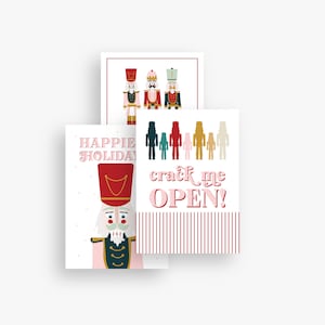 Puede incluir: Tres tarjetas de Navidad imprimibles con ilustraciones de cascanueces. La primera tarjeta tiene un solo cascanueces con un sombrero rojo y un uniforme rosa y verde. La segunda tarjeta tiene una fila de seis cascanueces en diferentes colores. La tercera tarjeta tiene un solo cascanueces con un sombrero rojo y un uniforme rosa y verde y el texto "Happie Holiday crack me open!"