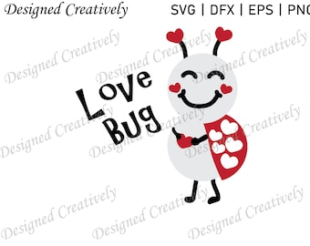Könnte beinhalten: Ein weißer Marienkäfer mit roten Punkten und einem roten Herzen auf dem Rücken. Der Marienkäfer hat ein lächelndes Gesicht und hält ein rotes Herz in seinen Händen. Der Text "Love Bug" ist in schwarzen Buchstaben über dem Marienkäfer geschrieben.