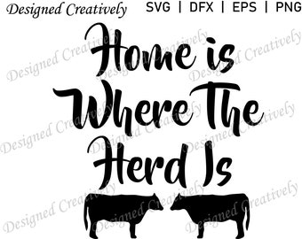 Könnte beinhalten: Schwarzweißes Grafikdesign mit dem Text "Home is Where The Herd Is". Zwei schwarze Silhouetten von Kühen befinden sich am unteren Rand des Designs.