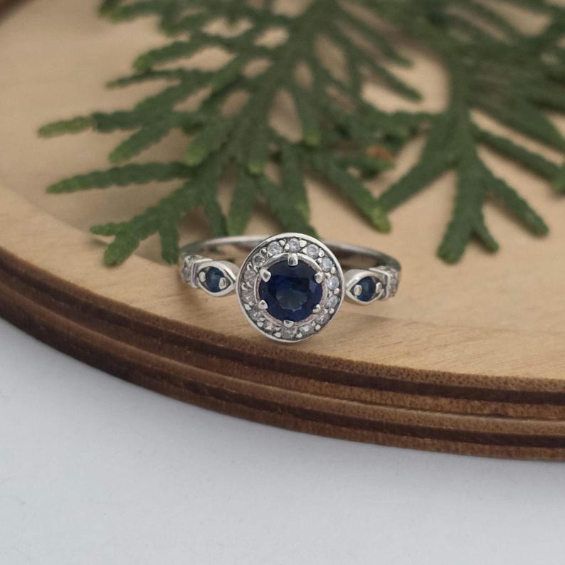 Anillo vintage Art Déco de plata de ley con zafiro azul cultivado en laboratorio, circonita cúbica tipo halo, ideal para cócteles y aniversarios. Talla 6. imagen 14