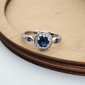 Anillo vintage Art Déco de plata de ley con zafiro azul cultivado en laboratorio, circonita cúbica tipo halo, ideal para cócteles y aniversarios. Talla 6. imagen 2