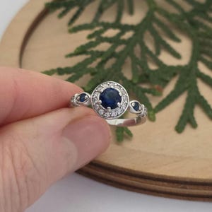 Anillo vintage Art Déco de plata de ley con zafiro azul cultivado en laboratorio, circonita cúbica tipo halo, ideal para cócteles y aniversarios. Talla 6. imagen 15