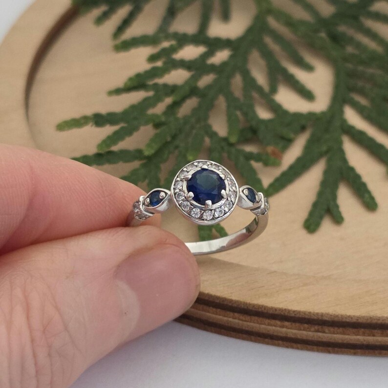 Anillo vintage Art Déco de plata de ley con zafiro azul cultivado en laboratorio, circonita cúbica tipo halo, ideal para cócteles y aniversarios. Talla 6. imagen 5