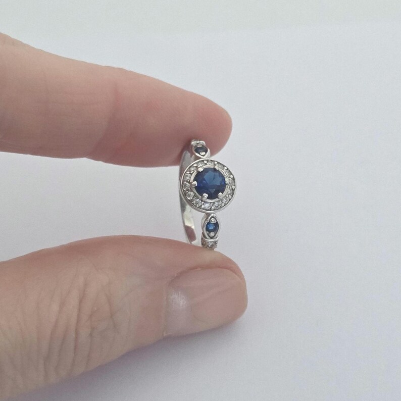 Anillo vintage Art Déco de plata de ley con zafiro azul cultivado en laboratorio, circonita cúbica tipo halo, ideal para cócteles y aniversarios. Talla 6. imagen 8