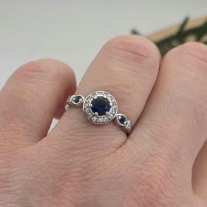 Anillo vintage Art Déco de plata de ley con zafiro azul cultivado en laboratorio, circonita cúbica tipo halo, ideal para cócteles y aniversarios. Talla 6. imagen 9