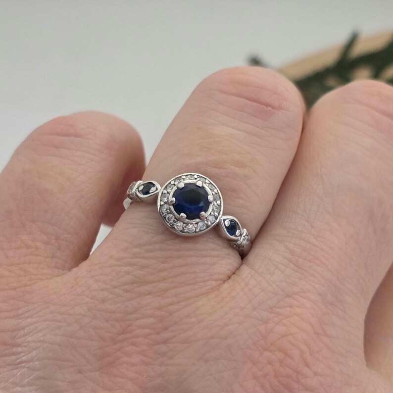 Anillo vintage Art Déco de plata de ley con zafiro azul cultivado en laboratorio, circonita cúbica tipo halo, ideal para cócteles y aniversarios. Talla 6. imagen 9