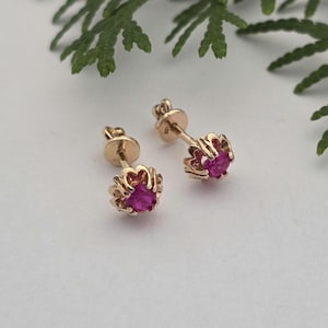 以下が含まれることがあります： 黒い持ち手が付いた白いセラミックマグカップ。黒い太字で「But First, Coffee」と書かれています。マグカップはぼやけた背景に置かれ、居心地の良い環境を示唆しています。