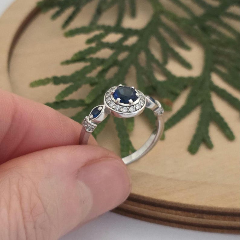 Anillo vintage Art Déco de plata de ley con zafiro azul cultivado en laboratorio, circonita cúbica tipo halo, ideal para cócteles y aniversarios. Talla 6. imagen 10