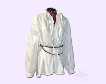 Peut inclure: Une chemise blanche à manches longues avec un col haut et une ceinture noire à clous dorés. La chemise a une coupe ample et est stylisée avec un sous-vêtement bordeaux. L'image comprend le texte "Cute But Threadly".