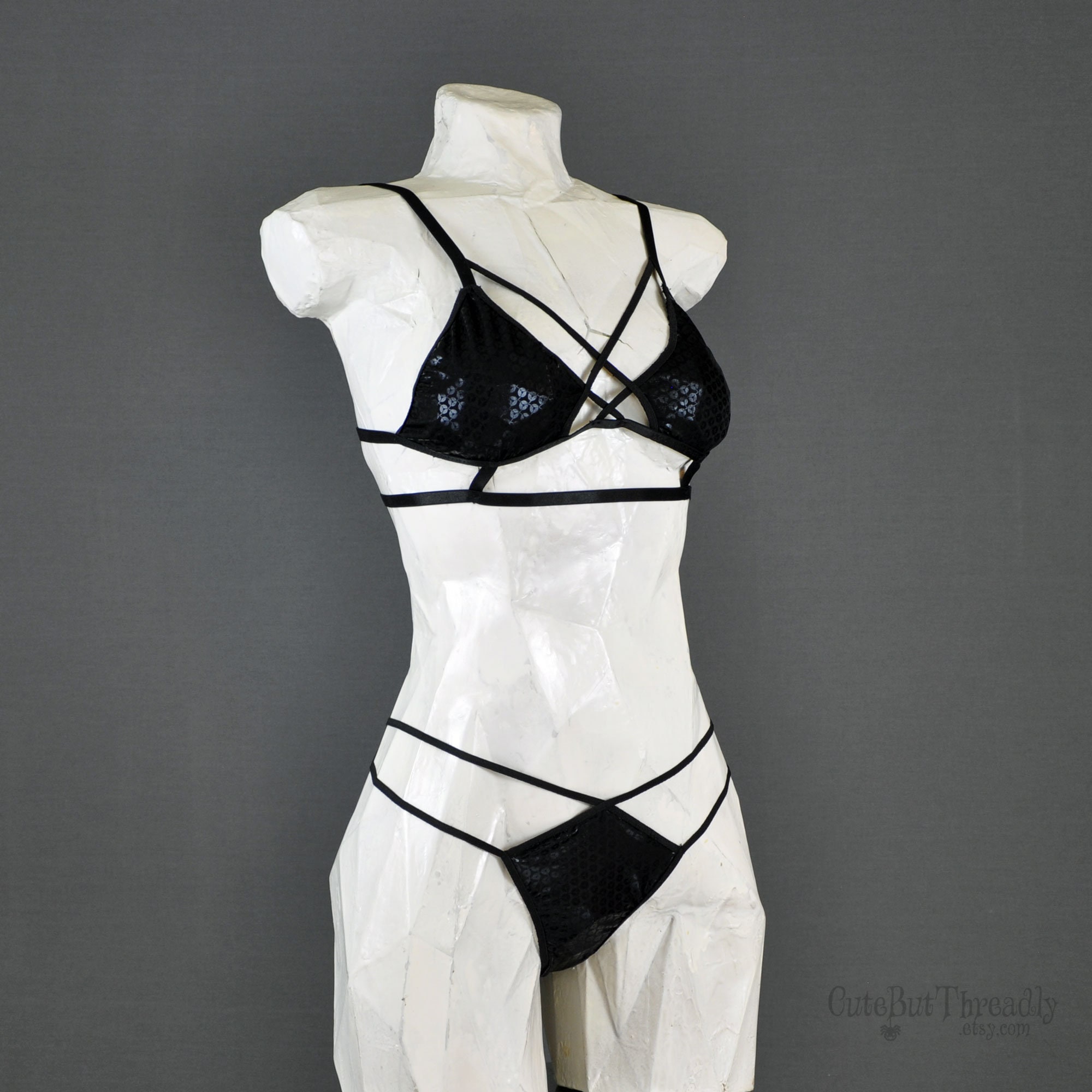 Bralette de tiras con tanga a juego en negro conjunto de lencer a