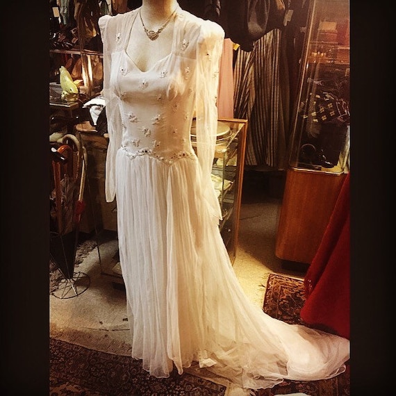 Flowing 1940s Bridal Gown Beauty