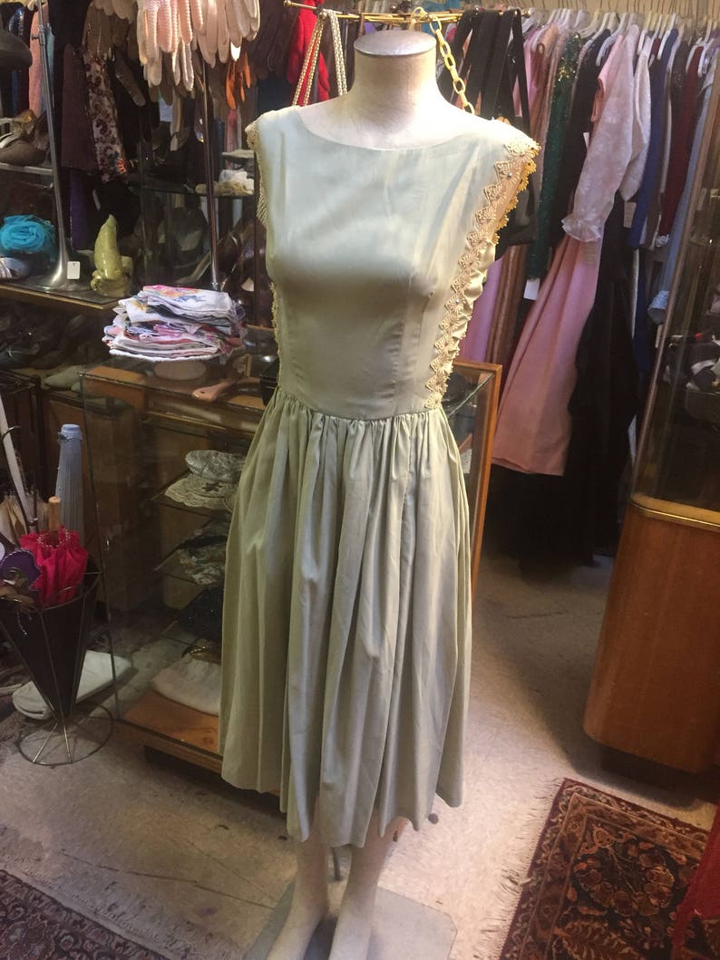 celery green dress of the 1950s featuring daisy Etsy