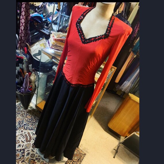 Glorious sharply shoulder padded 2 tone dress of t