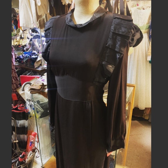 Wicked and witchy dress of the 1930s with Moray Ta