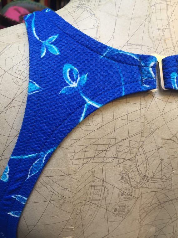 Early 1990s Jantzen ladies bathing suit featuring tho… Gem