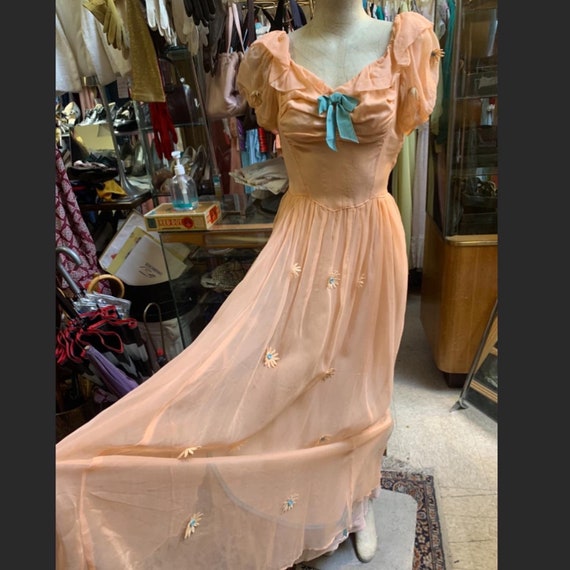 Lovely puff sleeve peach dress of the 1930s!