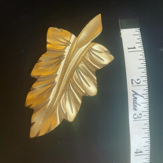 Lovely, large and leafy painted wooden dress clip! - image 1