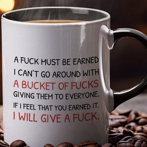 Kubek „Na pieprzenie trzeba zasłużyć”: Kubek na kawę z nieodpowiednim humorem