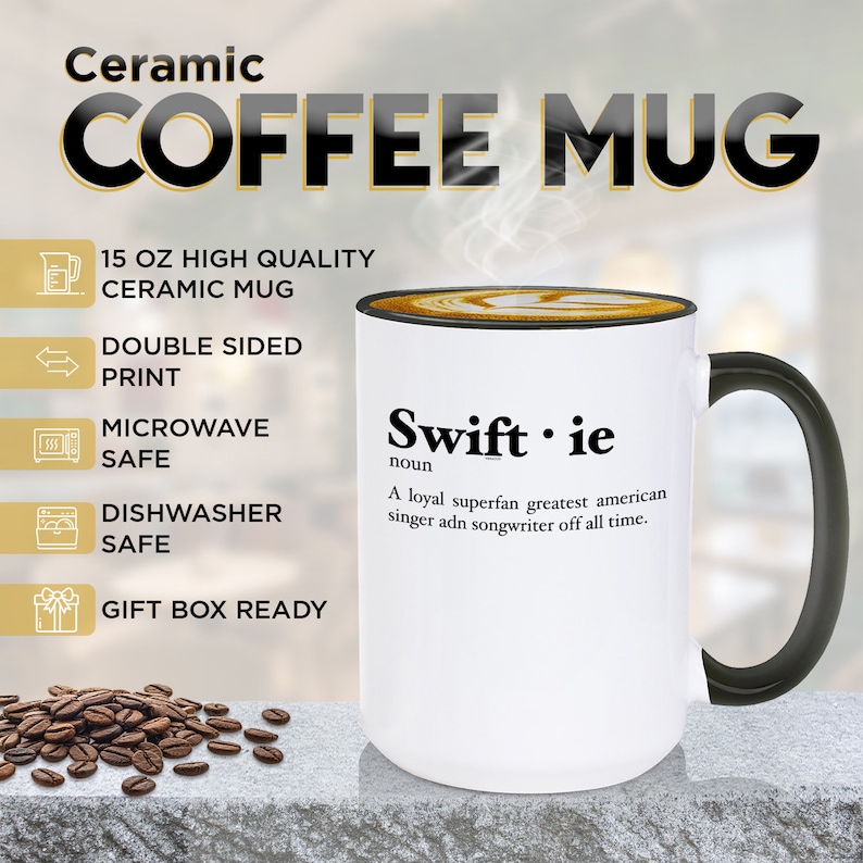 Pu&ograve; includere: Tazza da caff&egrave; in ceramica bianca con manico e bordo neri, con la scritta "Swiftie" e una definizione. La tazza &egrave; piena di caff&egrave; e sale vapore. La tazza &egrave; da 444 ml e adatta al microonde e alla lavastoviglie.