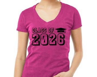 Camiseta de cuello en V de la promoción de 2026, camiseta de graduación de 2026, camiseta para la fiesta de la promoción de 2026, camisetas familiares de la promoción de 2026, conjunto para el último año de instituto, camiseta de graduación