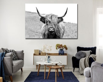 Könnte beinhalten: Schwarz-Weiß-Leinwanddruck einer Highland-Kuh. Die Kuh hat langes, zotteliges Fell und große Hörner. Das Kunstwerk wird in einem Wohnzimmer gezeigt, über einem weißen Schrank und zwei kleinen Holztischen.