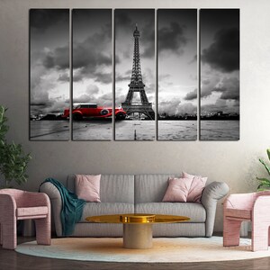 Puede incluir: Una foto en blanco y negro de la Torre Eiffel en Par&iacute;s, Francia. Un coche rojo vintage est&aacute; aparcado delante de la torre. La foto est&aacute; dividida en cinco paneles.
