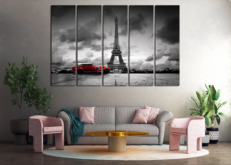Puede incluir: Una foto en blanco y negro de la Torre Eiffel en Par&iacute;s, Francia. Un coche rojo vintage est&aacute; aparcado delante de la torre. La foto est&aacute; dividida en cinco paneles.