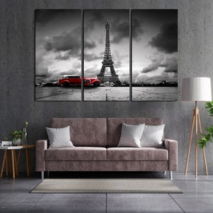 Puede incluir: Una foto en blanco y negro de la Torre Eiffel en Par&iacute;s, Francia. Un coche rojo vintage est&aacute; aparcado delante de la torre. La foto est&aacute; dividida en tres paneles.