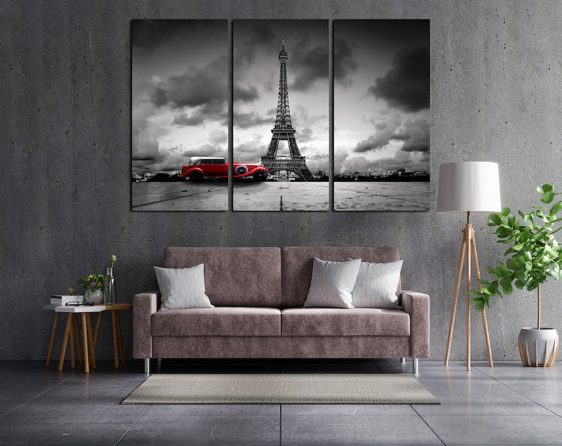 Puede incluir: Una foto en blanco y negro de la Torre Eiffel en Par&iacute;s, Francia. Un coche rojo vintage est&aacute; aparcado delante de la torre. La foto est&aacute; dividida en tres paneles.