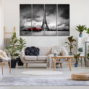 Puede incluir: Una foto en blanco y negro de la Torre Eiffel en Par&iacute;s, Francia. Un coche rojo vintage est&aacute; aparcado frente a la torre. La foto est&aacute; dividida en cuatro paneles.