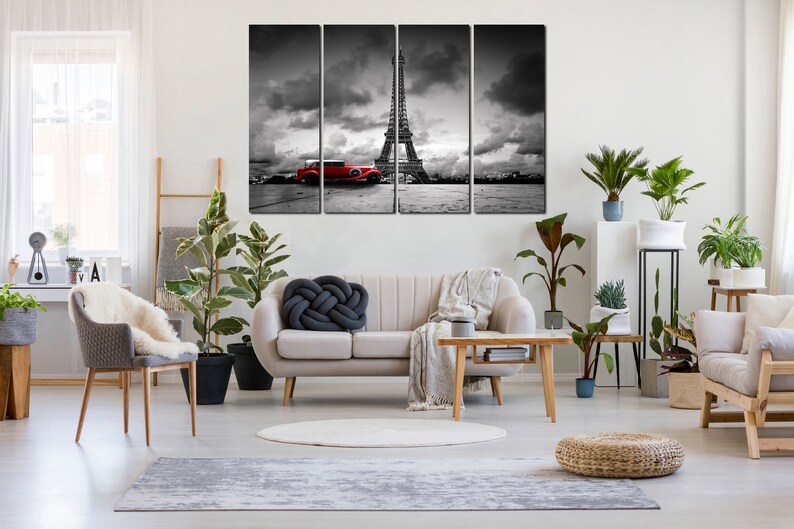 Puede incluir: Una foto en blanco y negro de la Torre Eiffel en Par&iacute;s, Francia. Un coche rojo vintage est&aacute; aparcado frente a la torre. La foto est&aacute; dividida en cuatro paneles.