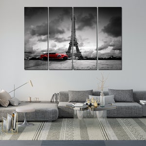 Puede incluir: Una foto en blanco y negro de la Torre Eiffel en Par&iacute;s, Francia. Un coche rojo vintage est&aacute; aparcado delante de la torre. La foto est&aacute; dividida en tres secciones.