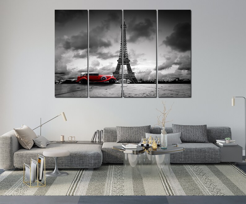 Puede incluir: Una foto en blanco y negro de la Torre Eiffel en Par&iacute;s, Francia. Un coche rojo vintage est&aacute; aparcado delante de la torre. La foto est&aacute; dividida en tres secciones.