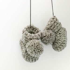 Geschenk für Baby. Baby Geschenk personalisiert. Gehäkelte Booties. Personalisierte Karte. Neugeborenes nach Hause kommen Outfit. Braun. Weiß. Pastell.