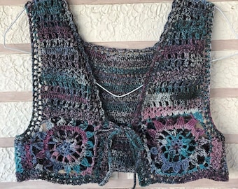 Débardeur coloré bohème noué sur le devant Festival crochet gilet carré grand-mère Gilet d'été sans manches femme gilet hippie au crochet multicolore