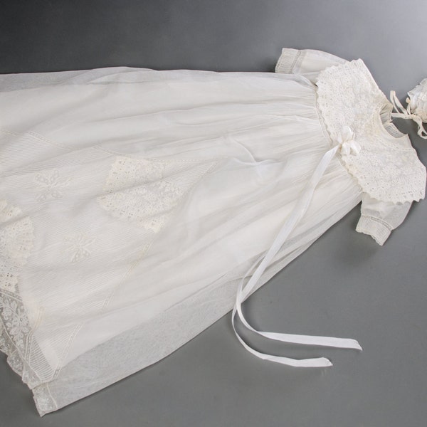 Antique baptism dress in very good condition  with cushion, petticoat and bonnet. Also perfect for doll collectors.