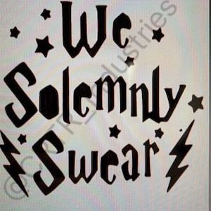 Può includere: Grafica in bianco e nero con il testo "We Solemnly Swear" in un font stilizzato. Il design presenta stelle e fulmini.
